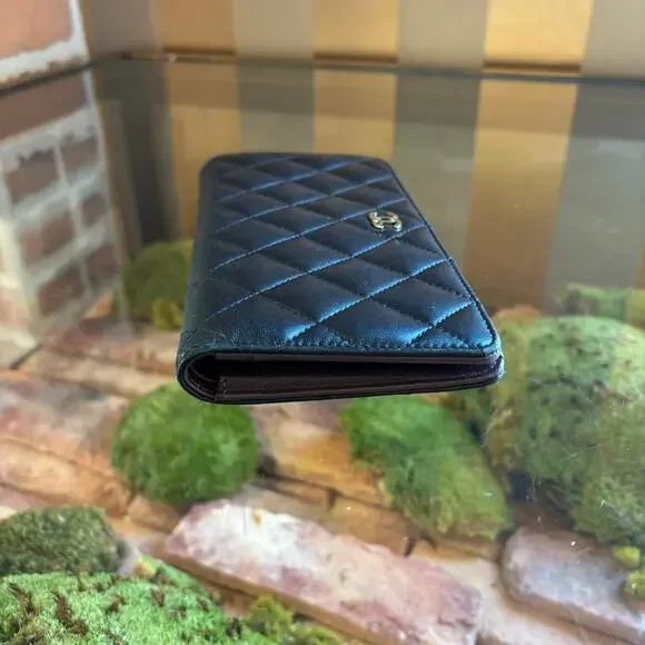 CHANEL Black Quilted Black Wallet - Picture 5 of 9